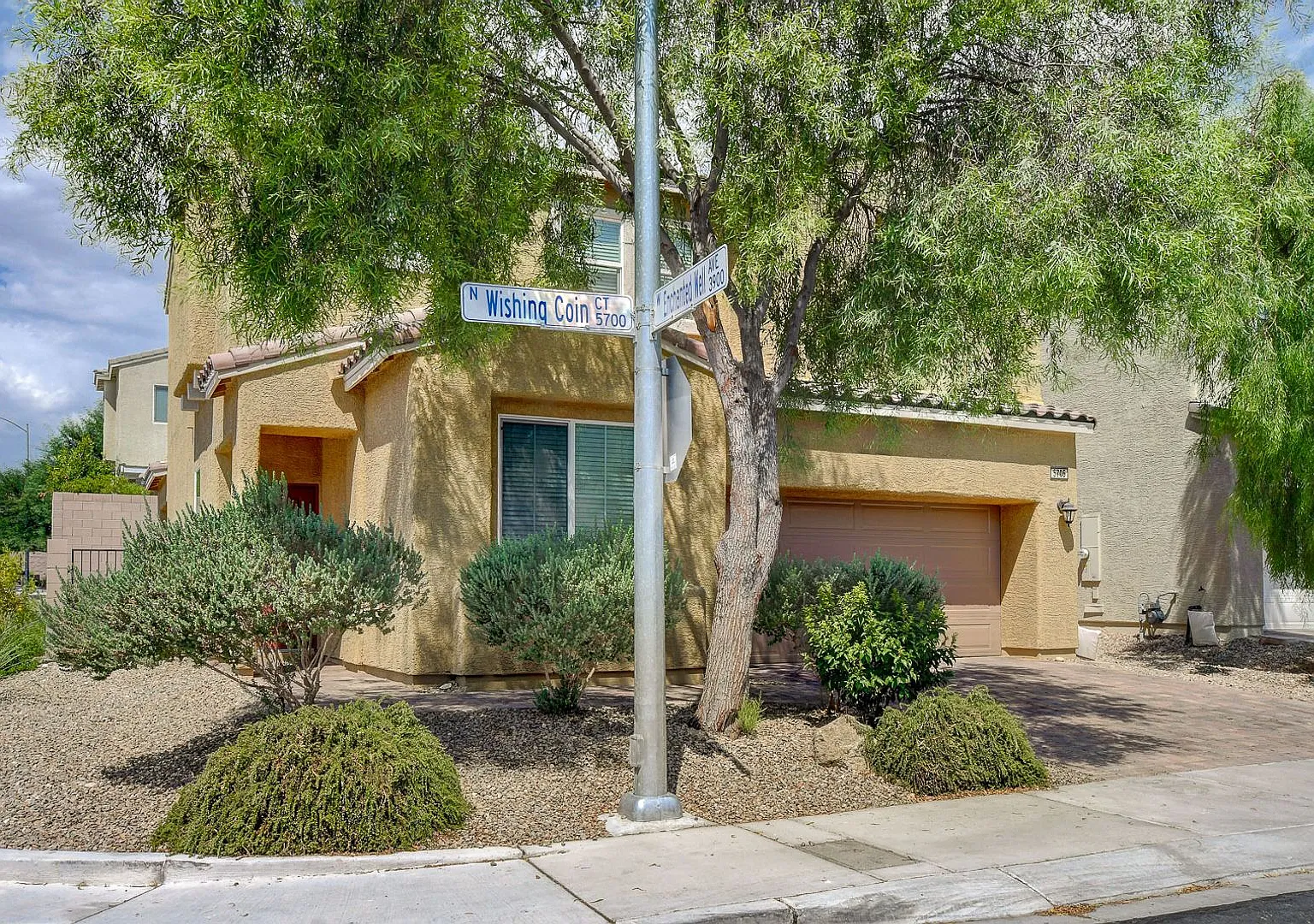 Welcome to this beautifully maintained 4-bedroom, 3-bath home in the gated Ann & Willis community. — Photo 3