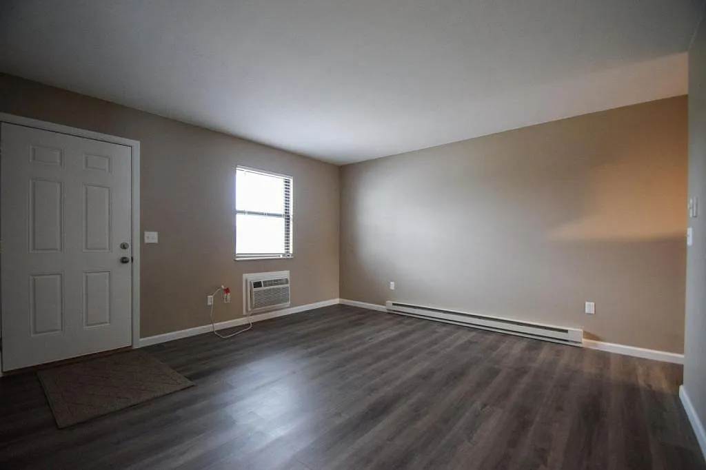 Building Photo - 3405 Redbud Dr #B
