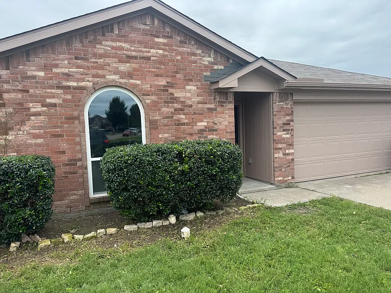 908 Creekview Dr — Photo 2