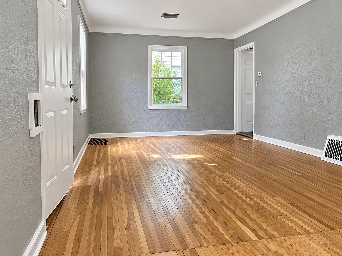 Wonderful 3 Bedroom 1 Bathroom Home in Minneapolis! — Photo 3