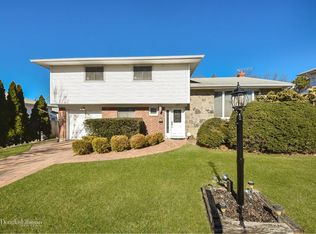 117 Briarwood Ln, Plainview, NY 11803