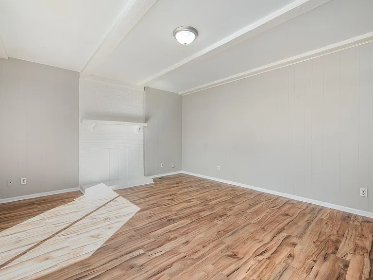 104 Deblyn Ct — Photo 8