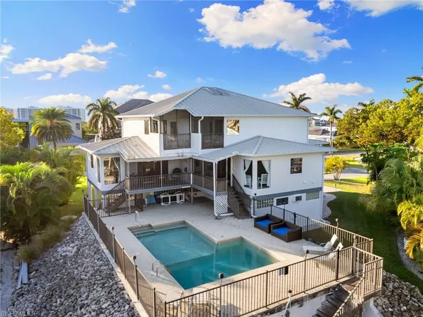 821 Palm ST, MARCO ISLAND, FL 34145