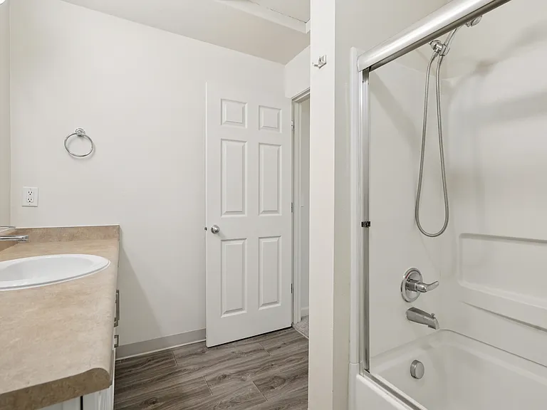Oak Tree Apartments — Photo 54