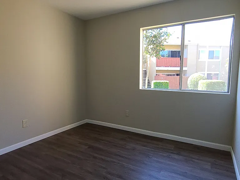 475 N Midway Dr #114 — Photo 7