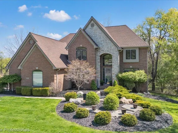 1445 Wood Trl, Oxford, MI 48371