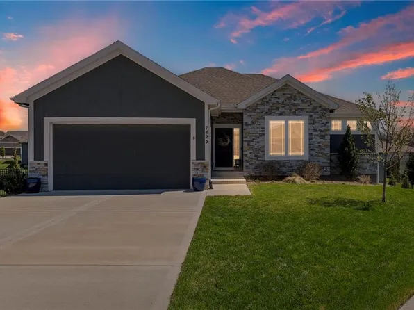 7425 NW Douglas Ct, Parkville, MO 64152