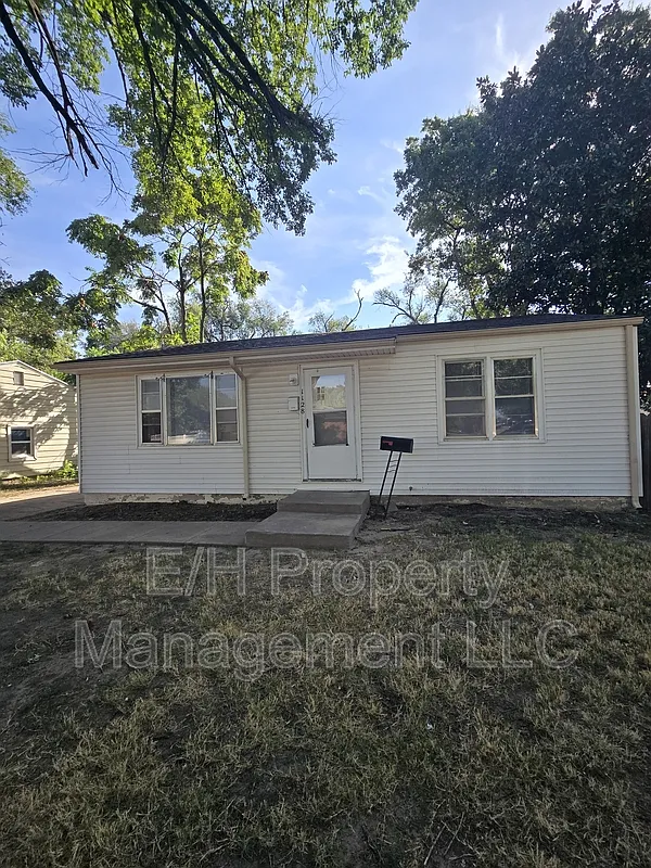 2 bed, 1.0 bath, 816 sqft, $900 — Photo 2