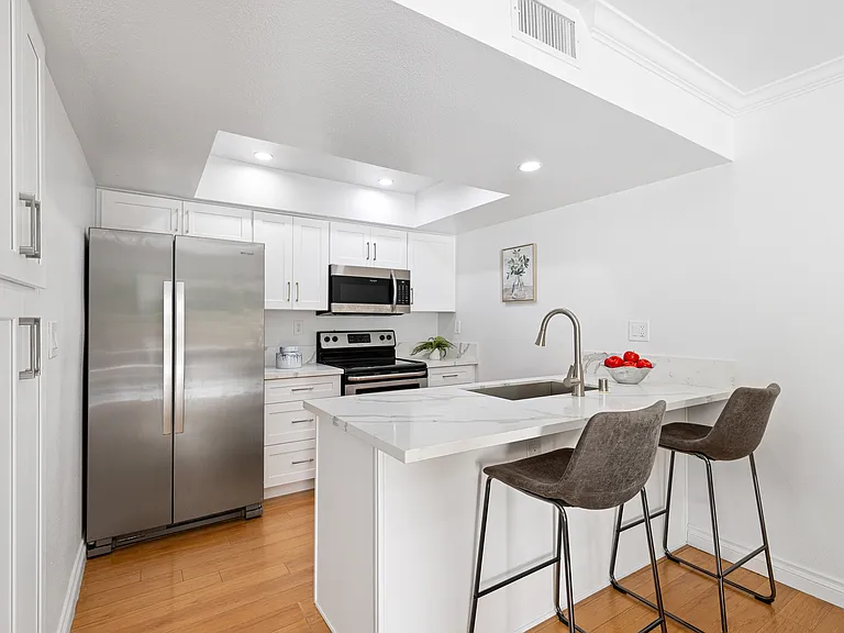18408 Hatteras St #27 — Photo 2
