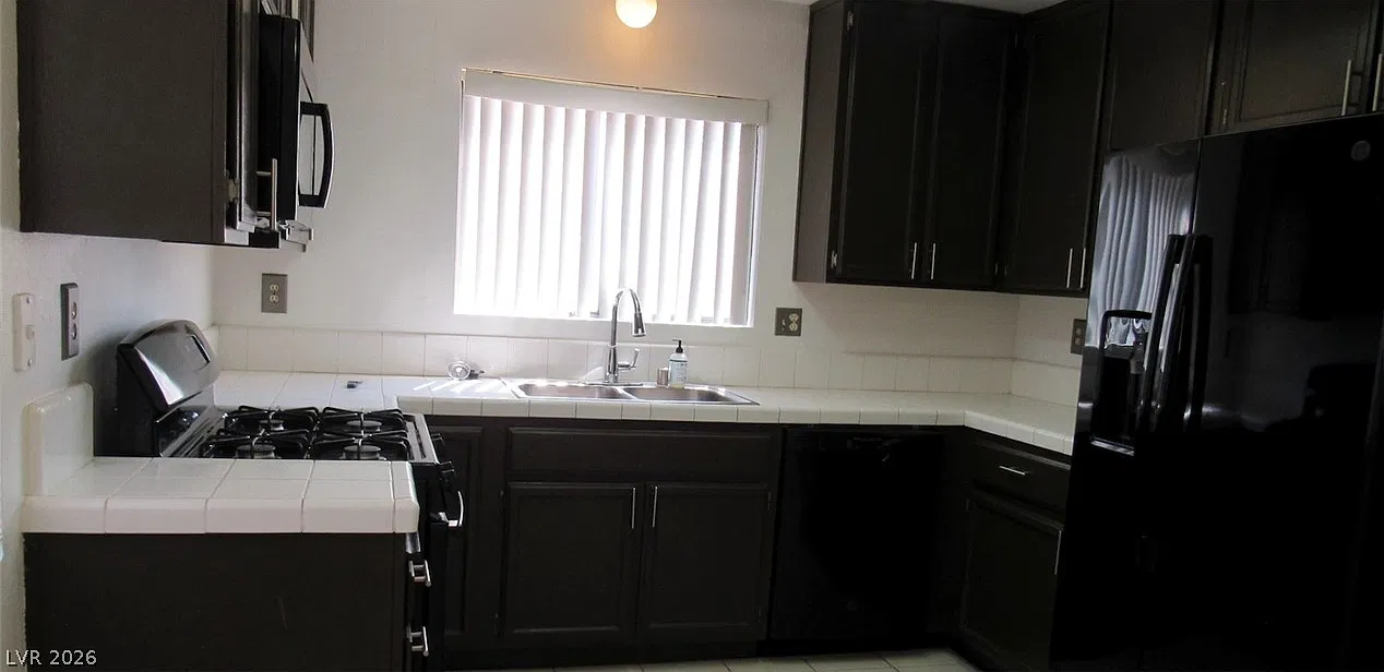 3 bed, 2.0 bath, 1374 sqft, $2,100 — Photo 2