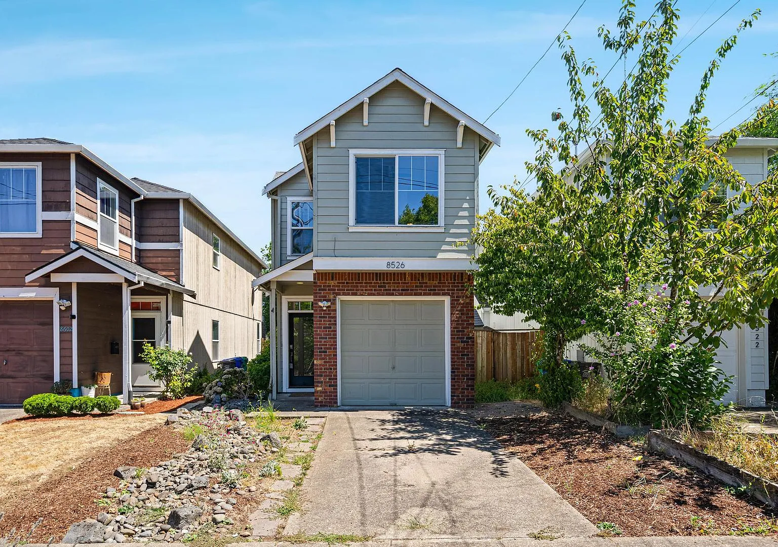 Inviting 3-bdrm/2-bath thin house in Portsmouth. Fenced backyard w/ deck, 1-car garage — Photo 1