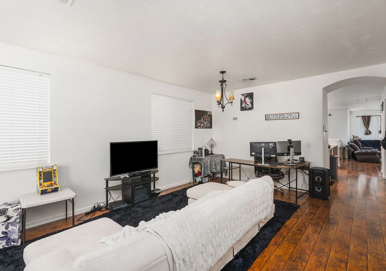 3 bd 2 bth Double Diamond Home Available Now — Photo 4