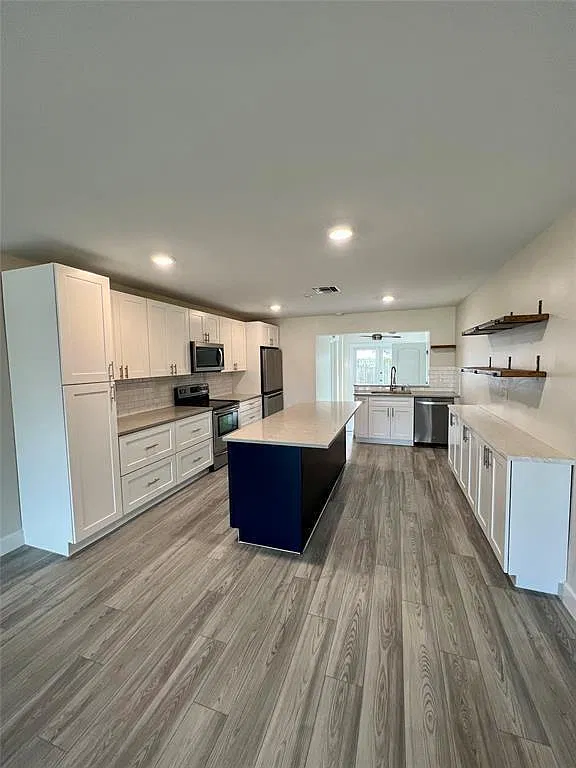 3 bed, 2.0 bath, 2405 sqft, $3,100 — Photo 4