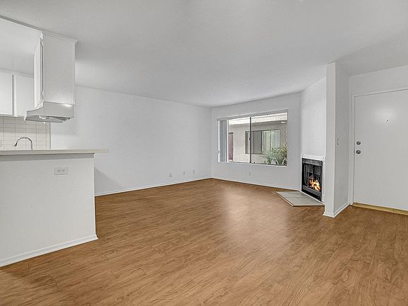 2nd image of 15051 Moorpark St APT 107