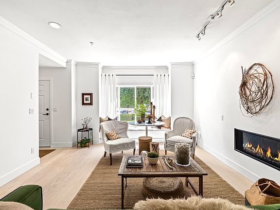 2nd image of 258 W 14th St #2