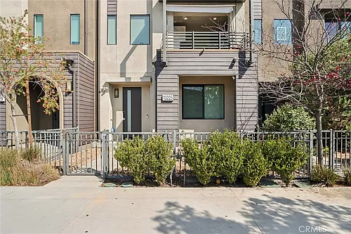 13225 Victory Blvd Photo 1