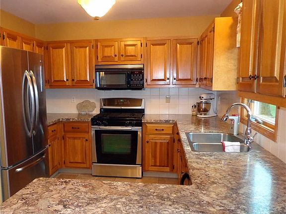 3rd image of 4 Peppermill Ln