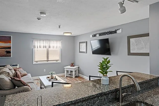 131 Lake St #335