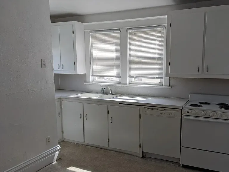326 E Hickory St — Photo 5