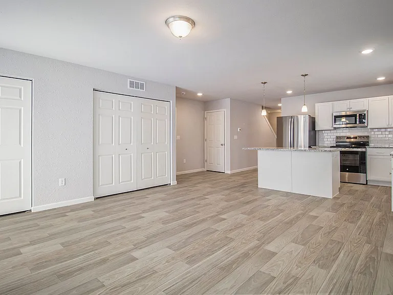 1221 Baker St — Photo 3