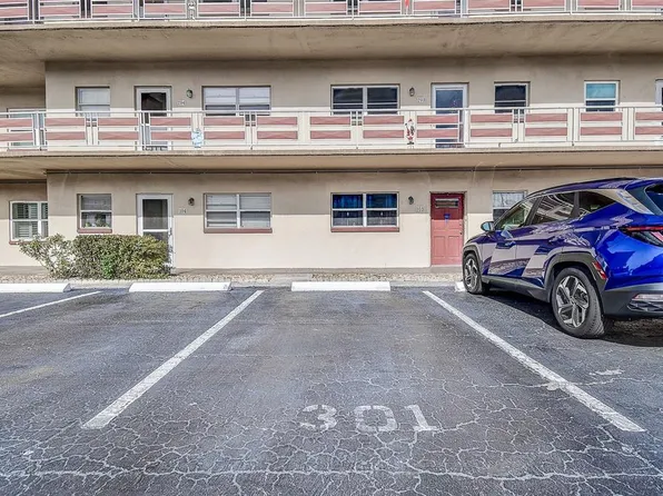 3010 59th St S APT 301, Gulfport, FL 33707