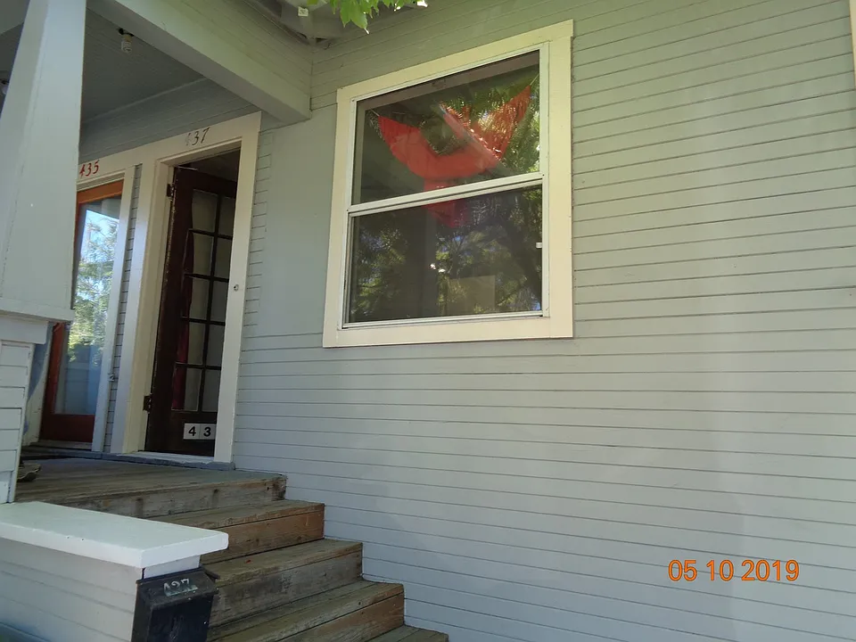 437 Douglas St