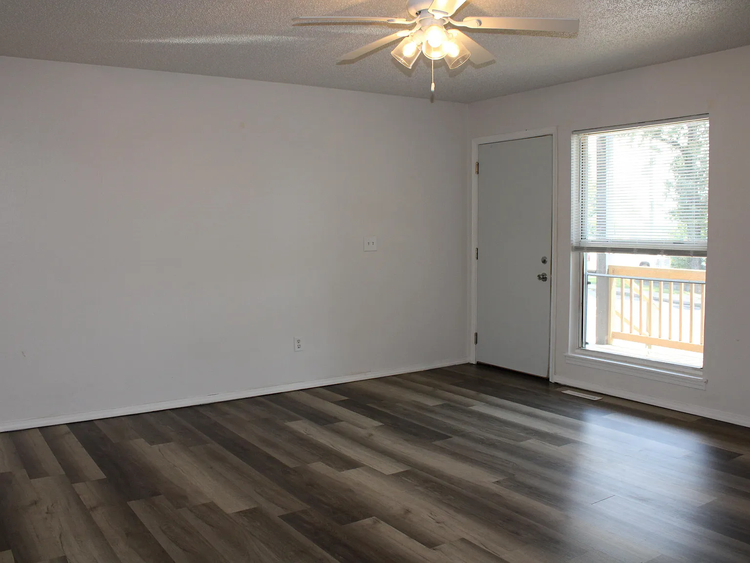 2 bed, 1.0 bath, 884 sqft, $950 — Photo 4