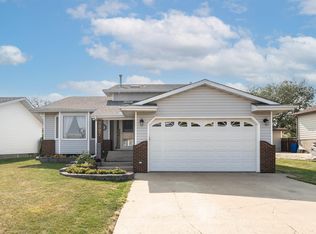 9007 102nd Ave, Morinville, AB T8R 1B5