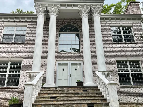 18 W Haviland Ln, Stamford, CT 06903