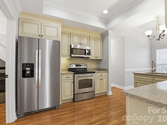 3rd image of 2421 Sweetbriar Ln