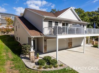 17533 Beechwood Ln, Ferrysburg, MI 49409