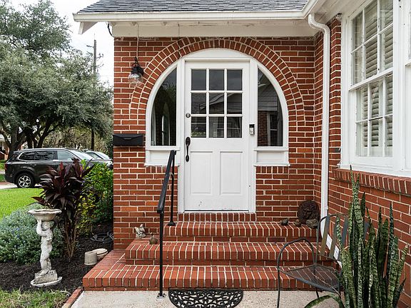 2nd image of 1086 Ingleside Ave #1