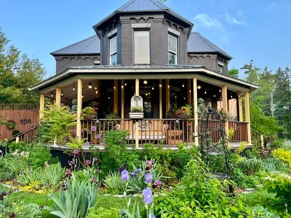 108 Petoskey Ave, Charlevoix, MI 49720
