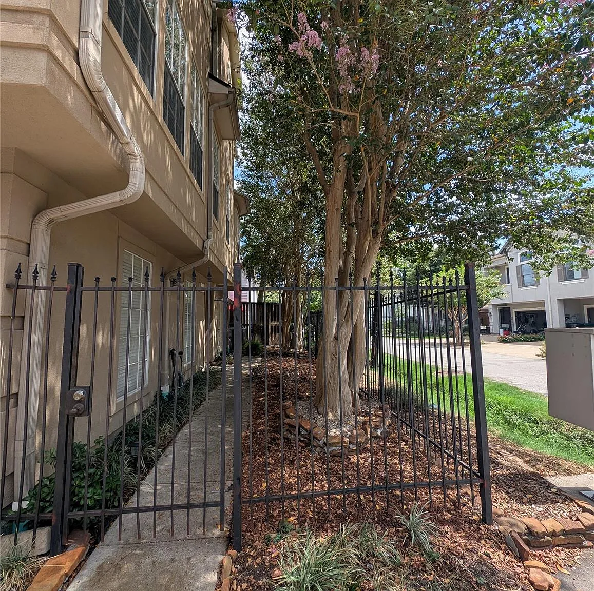 3 bed, 4.0 bath, 1941 sqft, $2,900 — Photo 2
