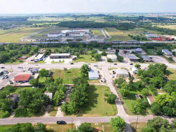 1021 W 3rd St, Taylor, TX 76574