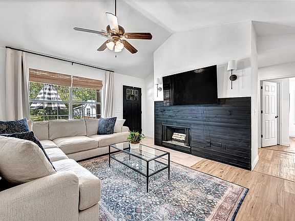 3rd image of 225 SE 16th St
