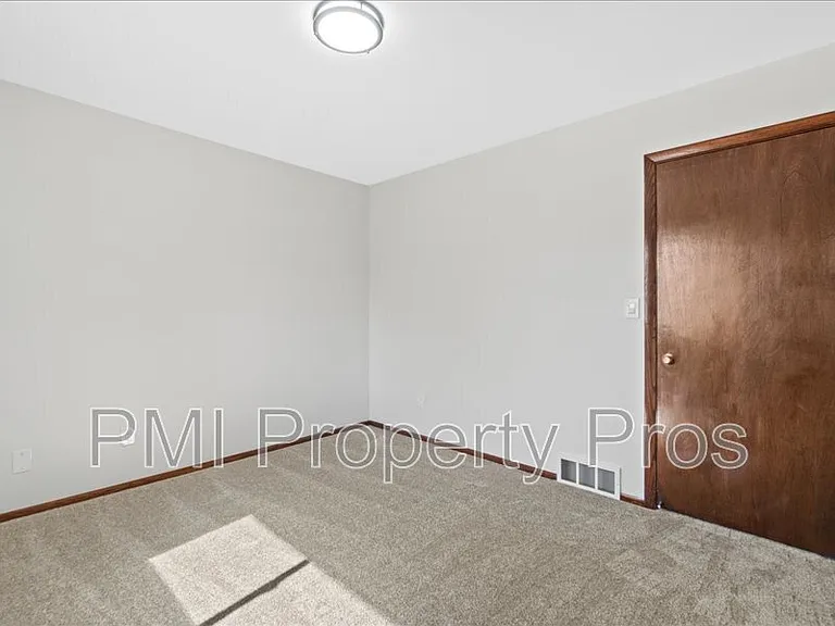 8148 S 88th St — Photo 24