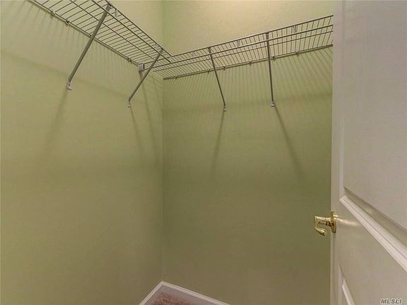 3rd image of 20 Greentree Ct