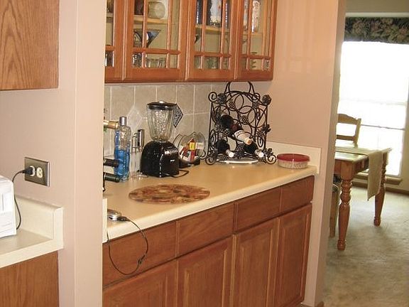 Butler's Pantry/ Lots of Cabinet Space!