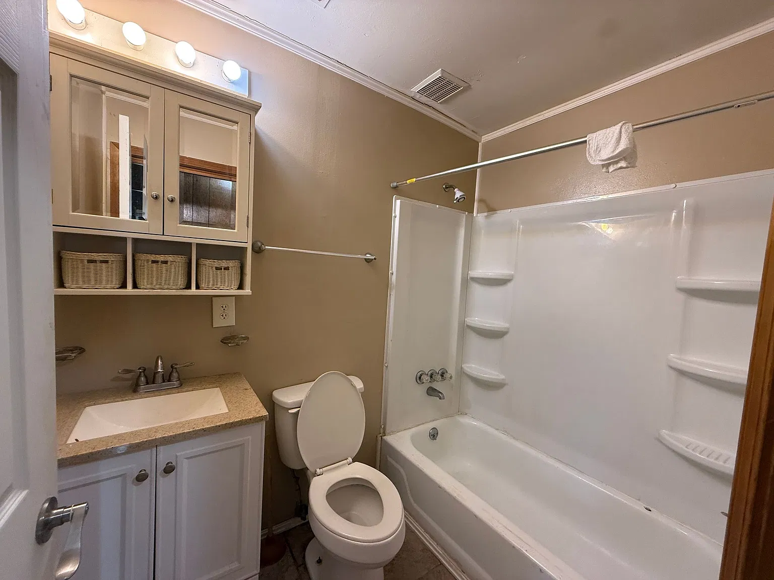 3 bed, 2361 sqft, $1,200 — Photo 2