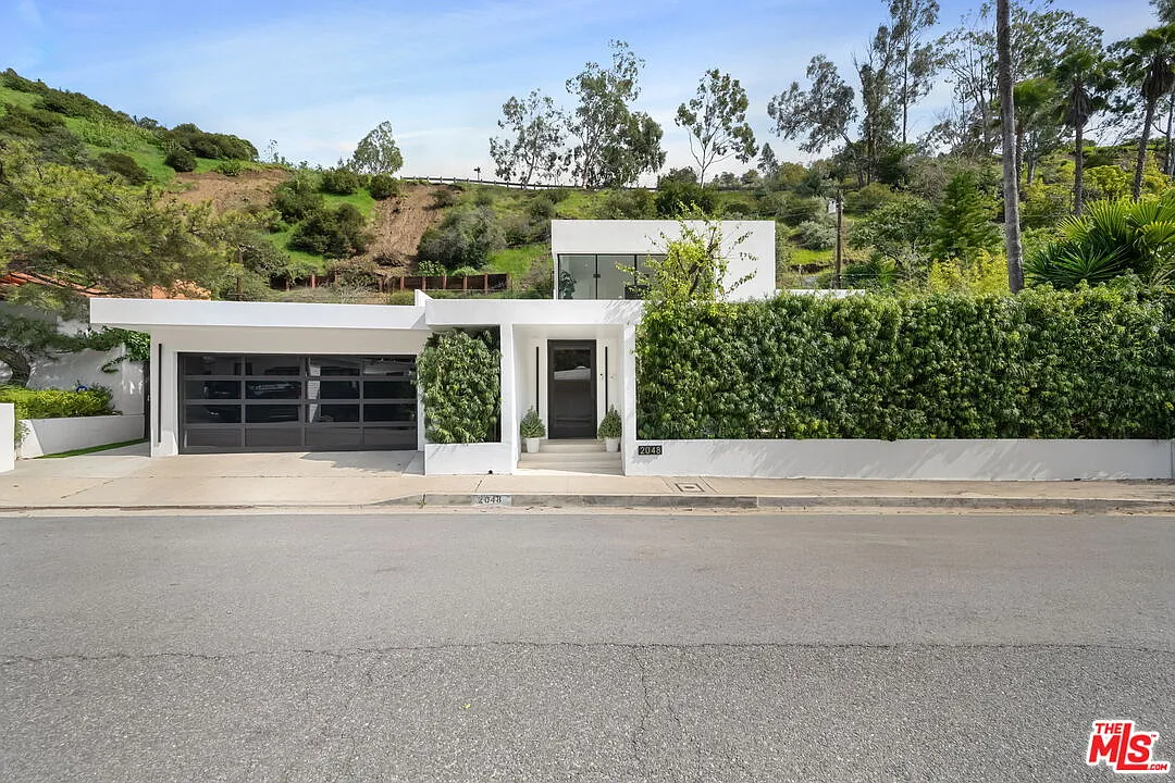 Building Photo - 2048 N Beverly Dr
