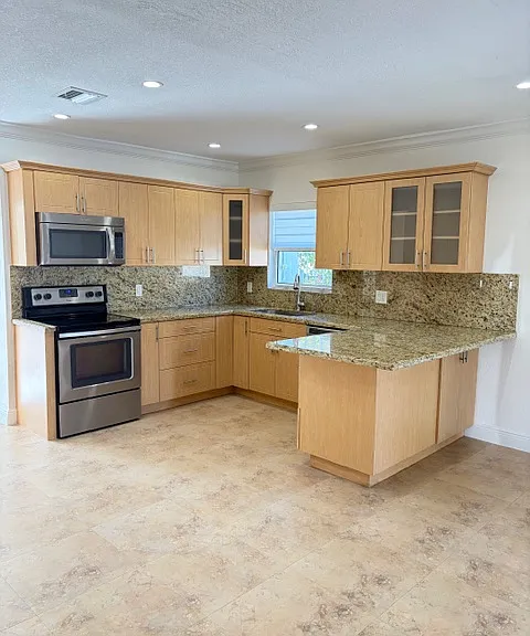 3660 NW 15th St — Photo 3