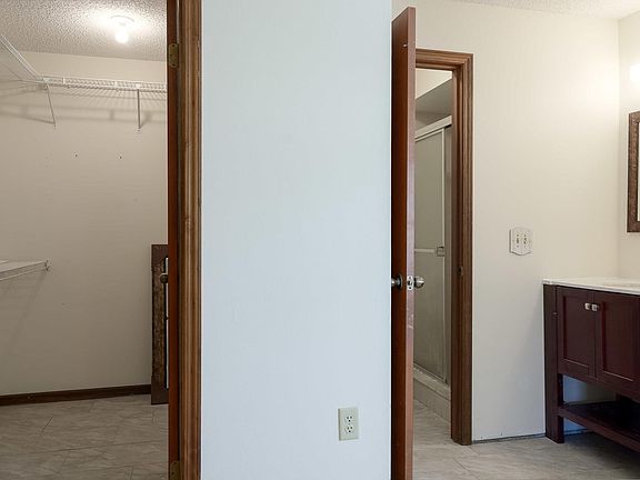 4th image of 306 Cinnamon Lake Cir
