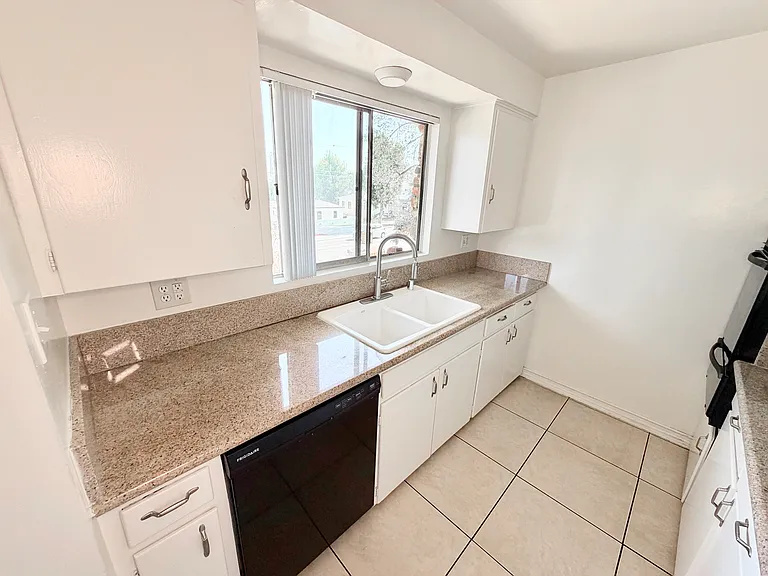 585 W Sierra Madre Blvd — Photo 16