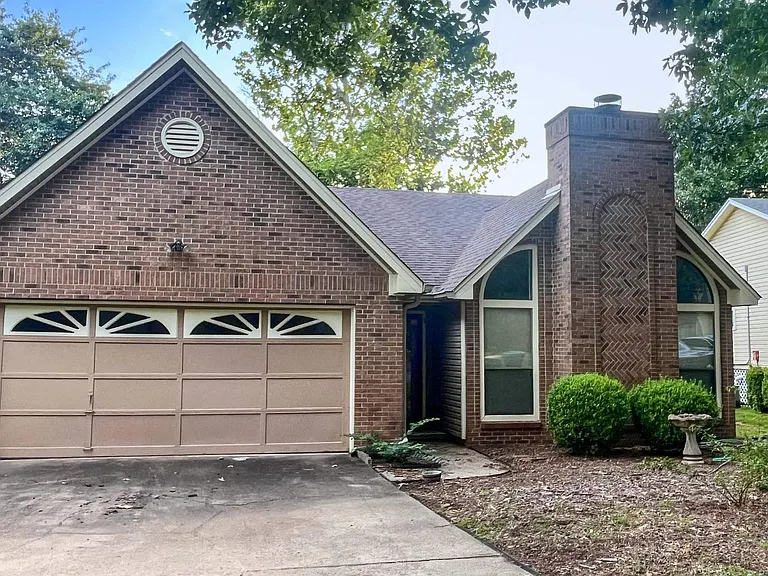 1318 Point West Dr — Photo 1