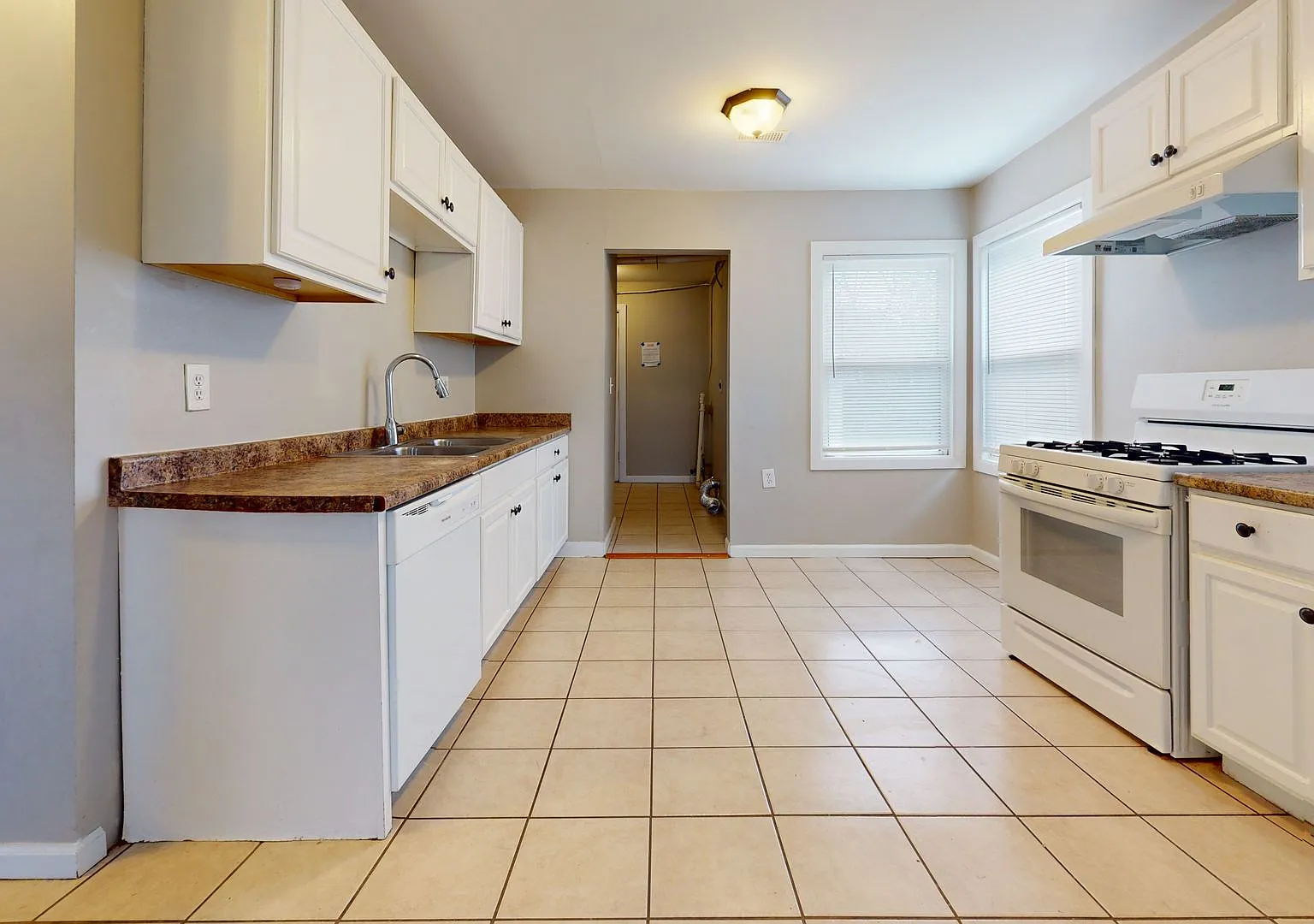 Bright 3-Bedroom Ranch for Lease in Warren — Photo 4