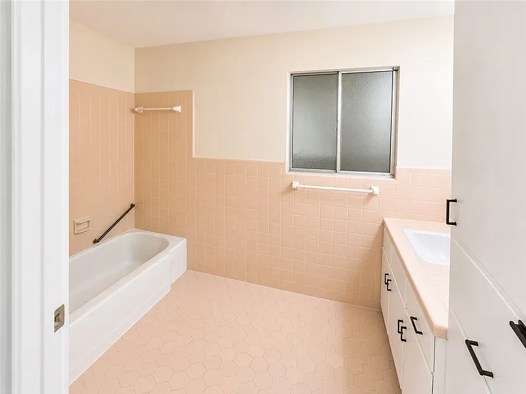 1013 Dolphin Pl — Photo 5