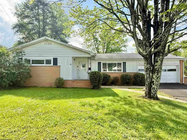 86 School St, Grafton, WV 26354