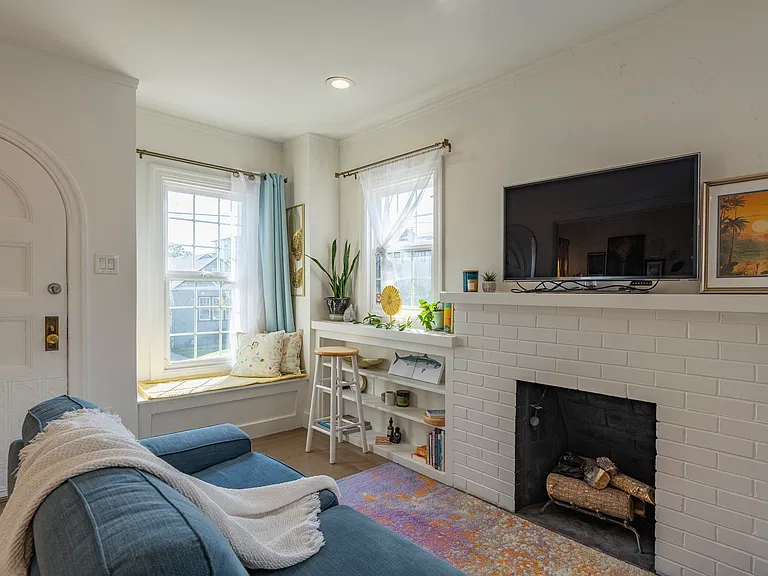 2542 Wilbur St — Photo 4