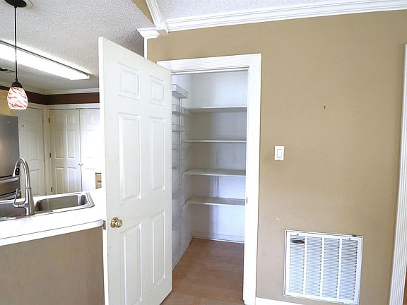 3rd image of 623 Splane Dr